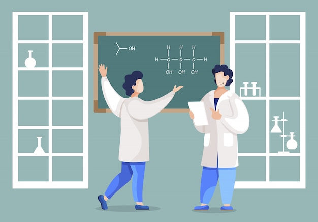 Equipo de científicos escribiendo la estructura de la molécula en la pizarra para encontrar propiedades de sustancias