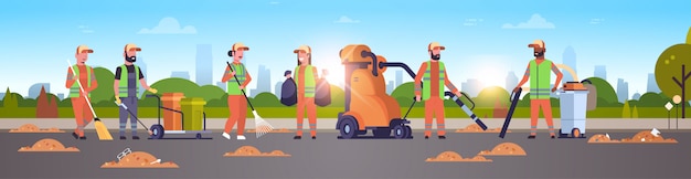 equipo de conserjes recolectando limpiadores de basura con aspiradora