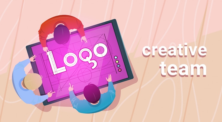 Vector el equipo de diseñadores creativos que trabajan se sientan en el escritorio juntos crean un logotipo web en una tableta digital en la oficina moderna vista en ángulo superior
