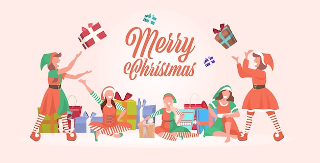 Equipo de elfos femeninos lanzando cajas de regalo presente feliz navidad feliz año nuevo vacaciones de invierno celebración concepto saludo