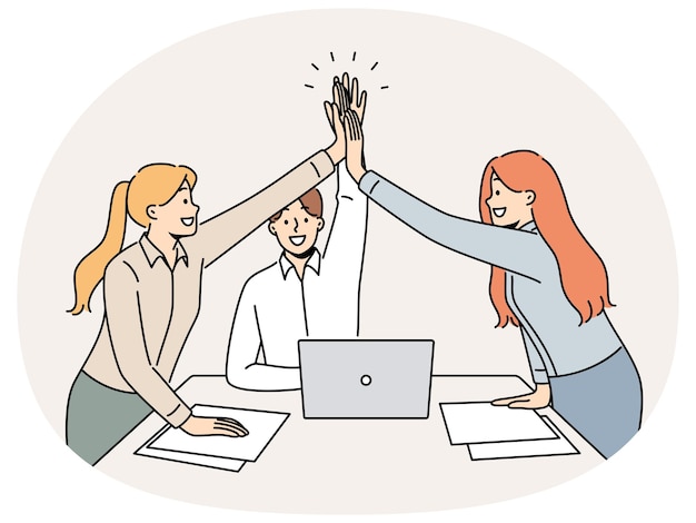 Un equipo de negocios exitoso se regocija al completar un proyecto de pie cerca del escritorio y da un "high five"