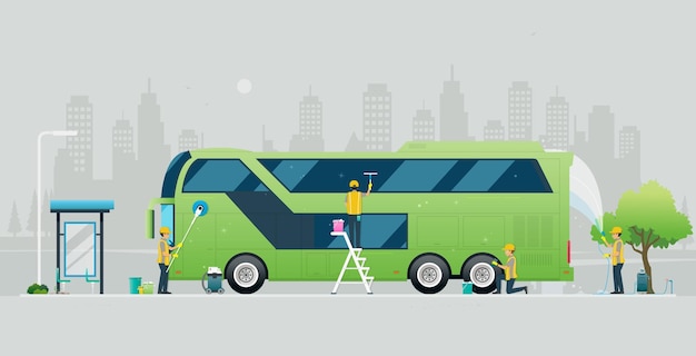 Un equipo de trabajadores está limpiando un autobús de dos pisos con la ciudad de fondo