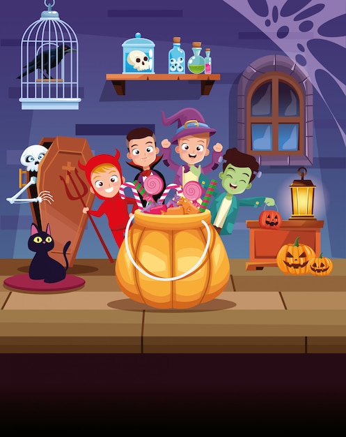 Escena oscura de Halloween con niños disfrazados y calabaza