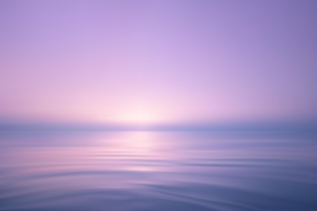 Escena soñadora del océano con un suave amanecer púrpura rosado