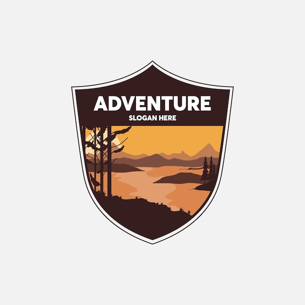 Un escudo con un paisaje y un logo para la aventura.