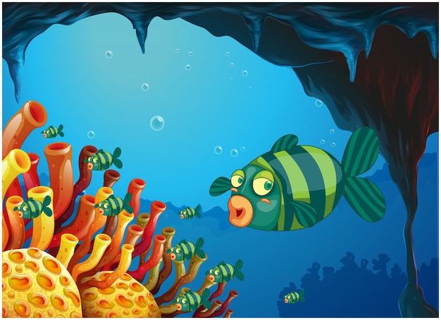 Una escuela de peces de rayas debajo del mar