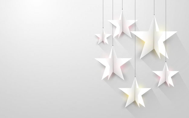Estrellas blancas colgando de cuerdas