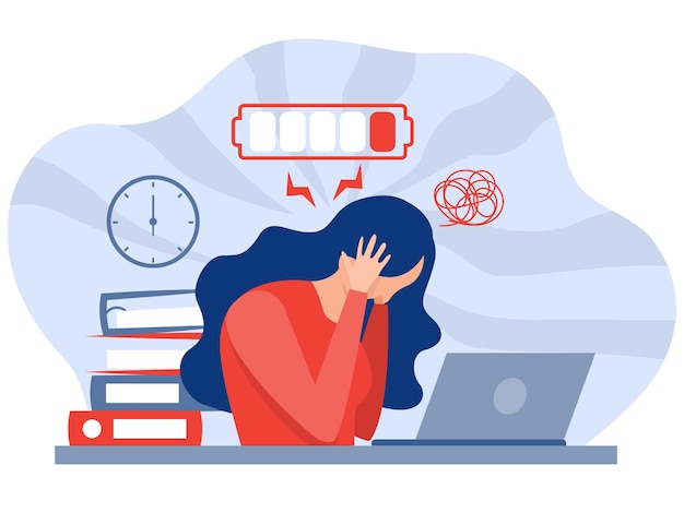 Estres de mujer cansada con batería llena y de baja energía trabajando en computadora en el lugar de trabajo