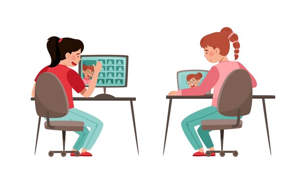 Estudiantes adolescentes que estudian en línea y se comunican con la educación a distancia por computadora durante