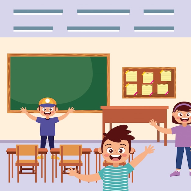 Estudiantes felices sonriendo agitando la mano en la escuela