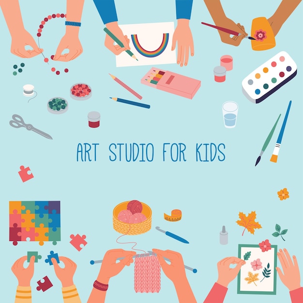 Estudio de arte creativo para niños. Vista superior de la mesa con las manos de los niños tejiendo, dibujando