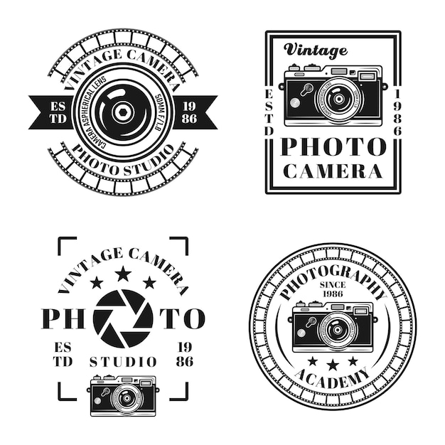 Estudio fotográfico y conjunto de fotografía vintage de cuatro emblemas vectoriales, insignias, etiquetas o logotipos en estilo monocromo aislado sobre fondo blanco.