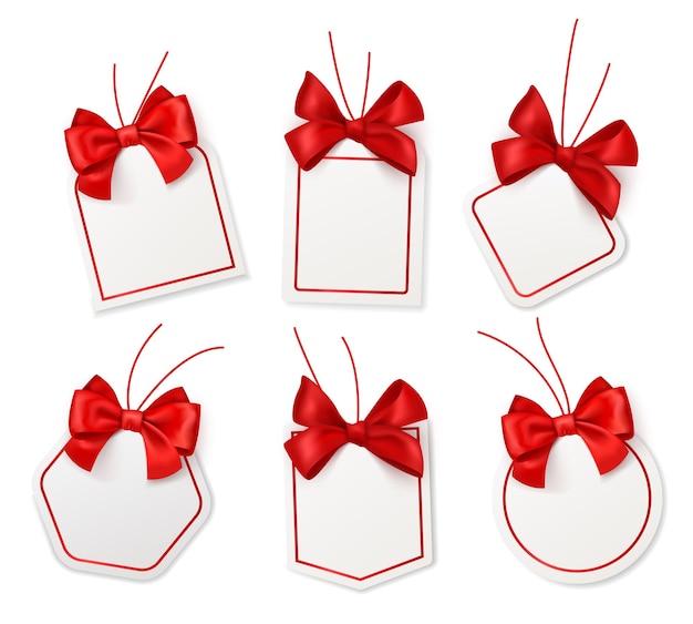 Etiquetas con lazos rojos. Etiquetas de precio blancas en blanco con cintas de seda escarlata para Navidad, cumpleaños o boda, regalo de embalaje, vector colección de plantillas aisladas realistas
