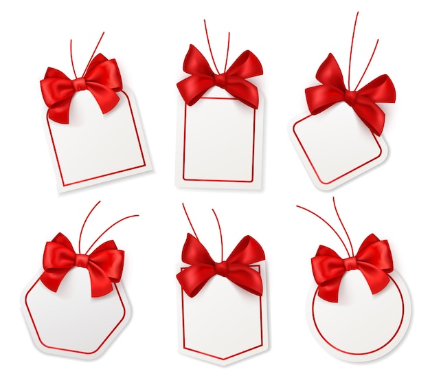 Etiquetas con lazos rojos. etiquetas de precio blancas en blanco con cintas de seda escarlata para navidad, cumpleaños o boda, regalo de embalaje, vector colección de plantillas aisladas realistas