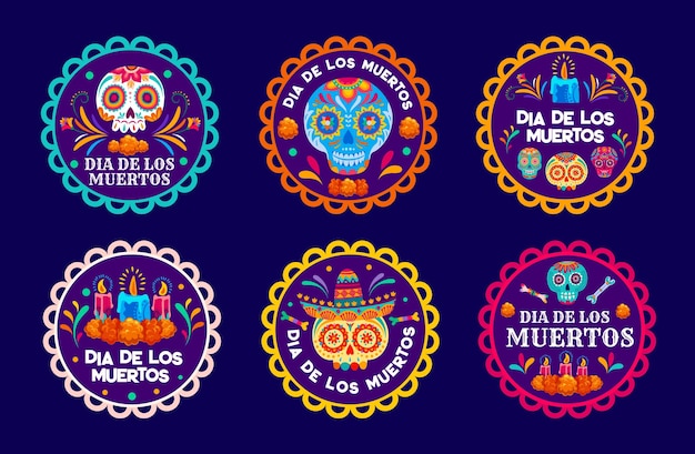 Etiquetas navideñas mexicanas del Día de los Muertos Etiquetas circulares del Día de Los Muertos Calaveras de azúcar de dibujos animados velas y flores de caléndula insignias redondas vectoriales con estampado floral étnico Conjunto de pancartas de Halloween de México