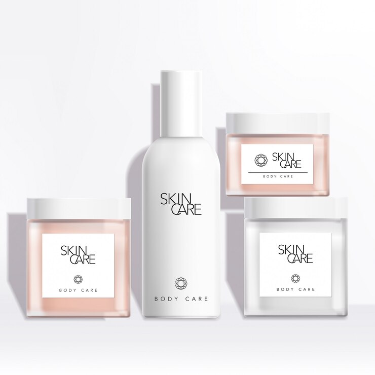 Exfoliante corporal / Jarra de cuidado de la salud y Set de cuidado corporal en fondo blanco