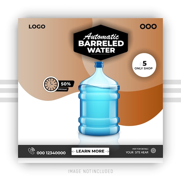 Una exhibición de botellas de agua de plástico para la venta para la venta
