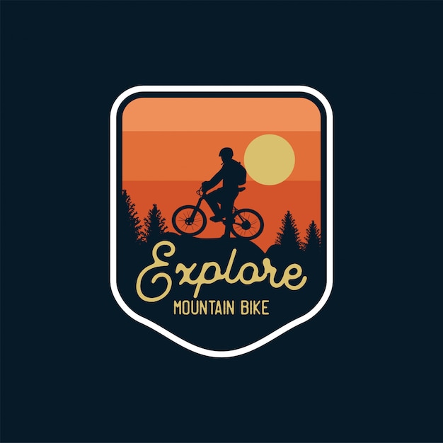 Explore el fondo de la puesta del sol de la silueta de la insignia de la bicicleta de montaña. parche con logo