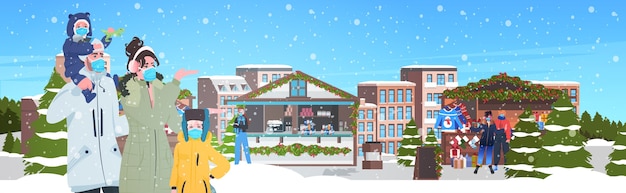 familia caminando en el mercado de navidad personas con máscaras para prevenir la pandemia de coronavirus vacaciones de invierno concepto de celebración paisaje urbano fondo ilustración vectorial horizontal