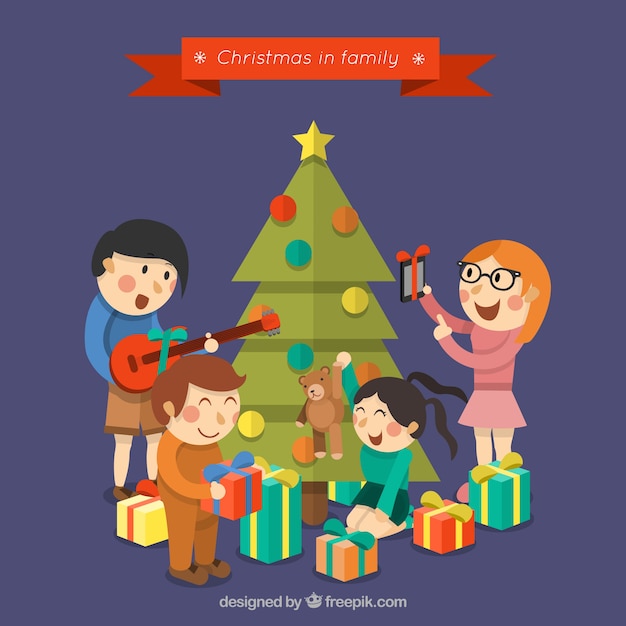 Familia decorando el árbol de navidad