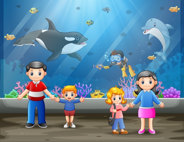 Una familia feliz en el acuario marino