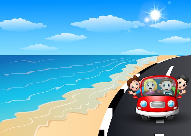 Familia feliz en un coche en la carretera costera