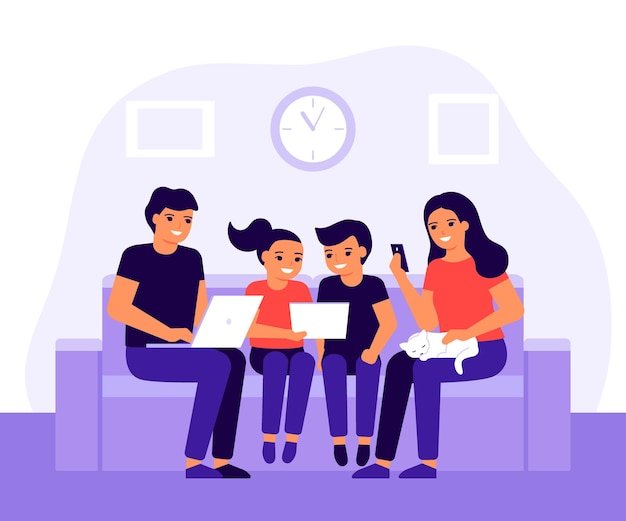 Familia feliz pasa tiempo juntos en el sofá en casa usando un teléfono móvil portátil y una tableta digital