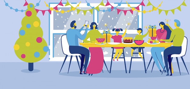 Familia feliz sentado mesa cena en Nochebuena