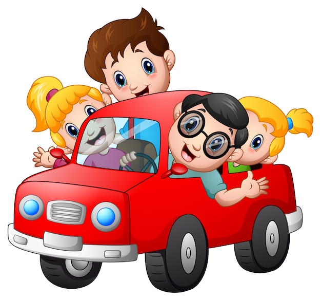 Familia feliz viajando con coche