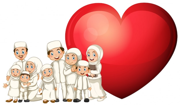 Familia musulmana en traje blanco y corazón rojo