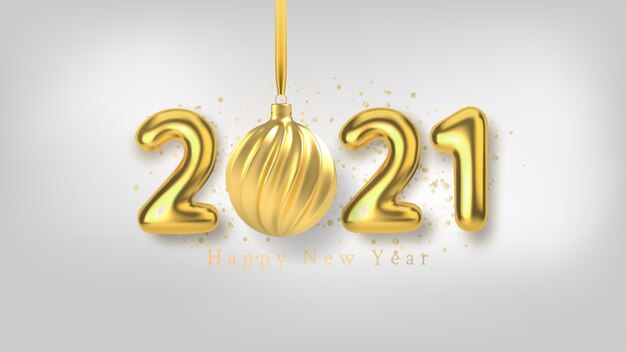 Feliz año nuevo fondo con inscripción de oro realista y juguete de árbol de Navidad de oro sobre un fondo blanco horizontal.