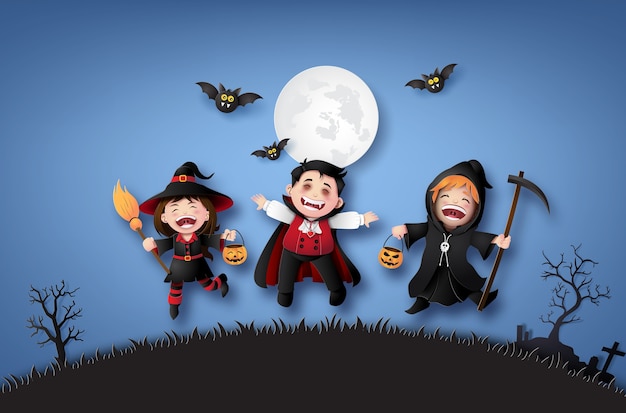 Feliz fiesta de halloween con los niños del grupo en disfraces de halloween.