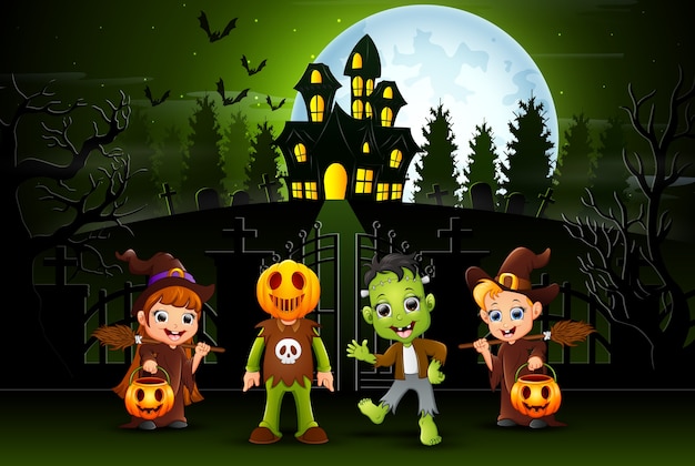 Feliz halloween niños al aire libre con fondo de casa embrujada