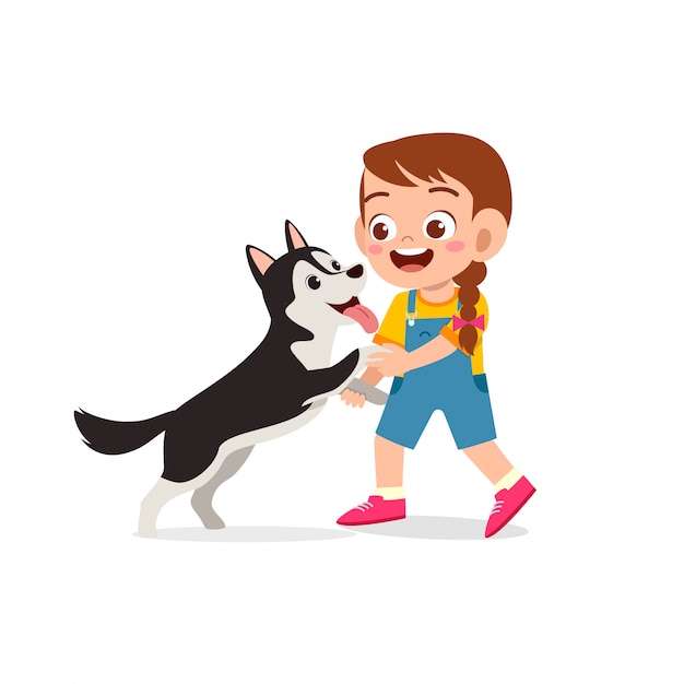 Feliz lindo niño niño niña jugar con perro mascota