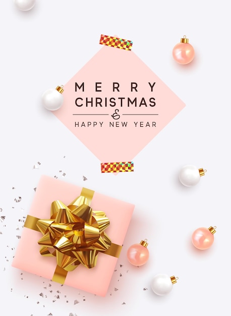 Feliz navidad y próspero año nuevo. Fondo de Navidad con cajas de regalo rosas realistas, bolas de color blanco y rosa. Banner de vacaciones, afiche, tarjeta de felicitación. Folleto publicitario. colores pasteles suaves