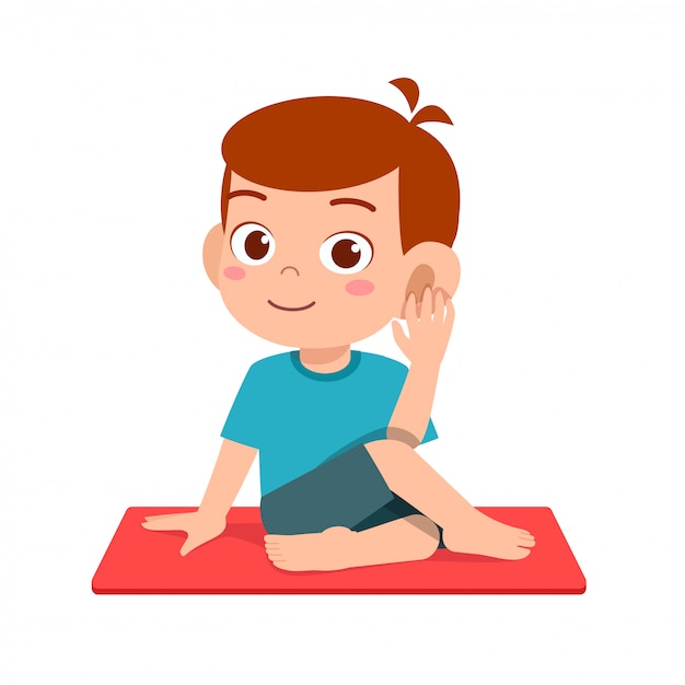 Feliz niño pequeño niño y niña hacen pose de yoga