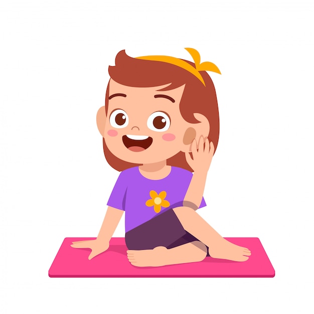 Feliz niño pequeño niño y niña hacen pose de yoga