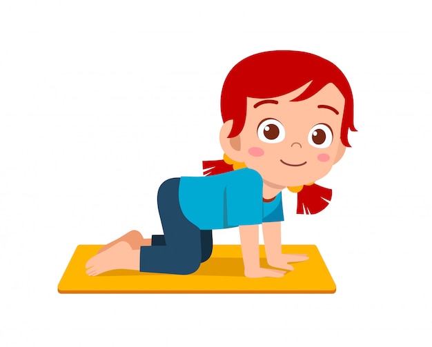 Feliz niño pequeño niño y niña hacen pose de yoga