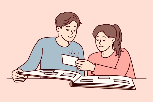Feliz pareja hombre y mujer mirando el álbum de fotos familiar con fotos se sienta en la mesa Imagen vectorial