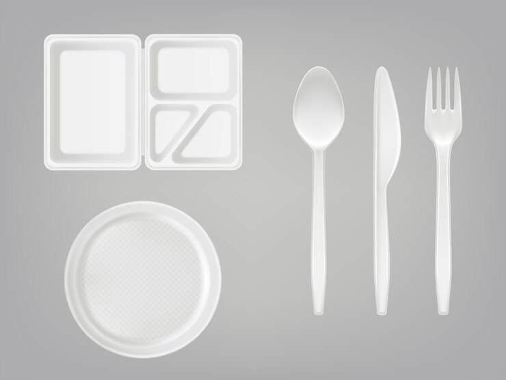 Vector fiambrera de plástico desechable realista con partición, plato, cubiertos - cuchara, tenedor, cuchillo