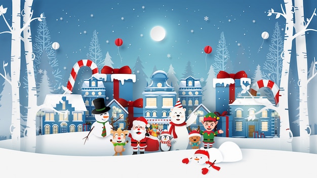 Fiesta de Navidad con Santa Claus y lindo personaje en la ciudad de nieve