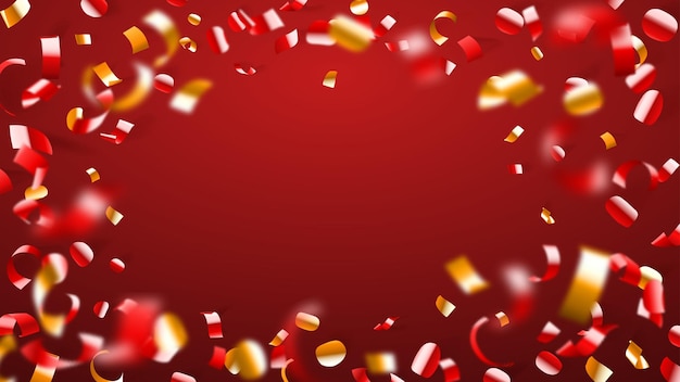 Fondo abstracto de confeti brillante volador y trozos de serpentina, dorado y amarillo sobre rojo
