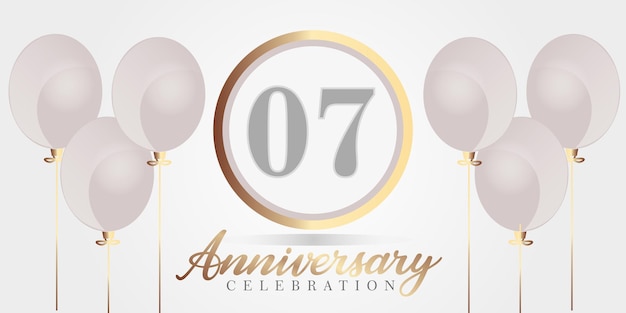 Fondo de celebración de aniversario de 07 años. números de color gris y dorado y texto con globos.