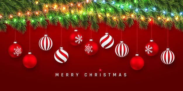Fondo festivo de Navidad o año nuevo. Ramas de abeto de Navidad con guirnaldas de luz y bolas rojas de Navidad. Antecedentes de vacaciones.