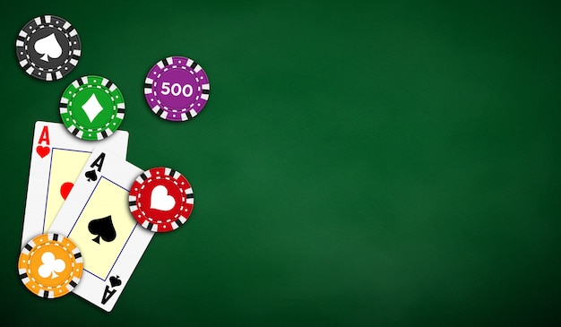 Fondo de la mesa de póker en color verde con ases y fichas de póker.