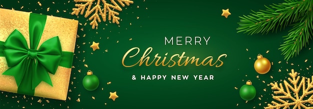 Fondo de Navidad con banner de papel cuadrado, caja de regalo verde realista con lazo, ramas de pino, estrellas doradas y copo de nieve brillante, adorno de bolas. Fondo de Navidad, tarjetas de felicitación. Ilustración vectorial.