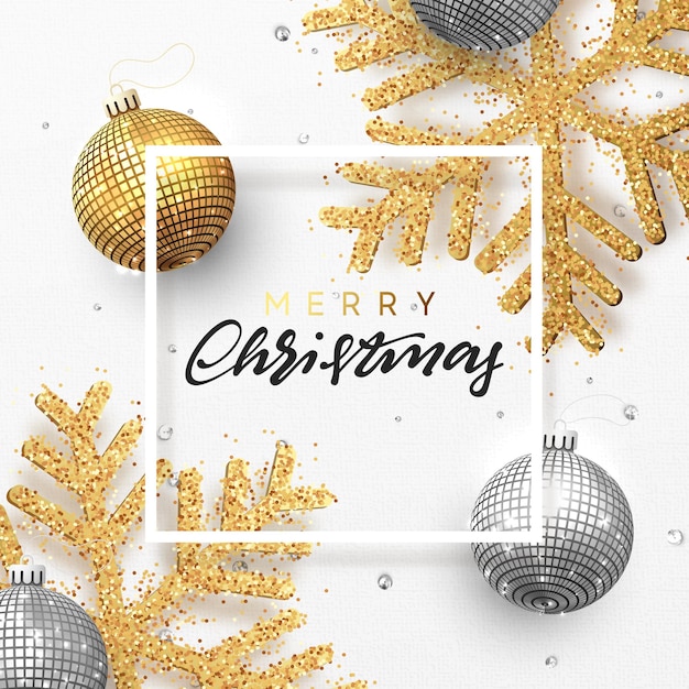 Fondo de Navidad con brillantes copos de nieve dorados y bolas brillantes. Tarjeta de felicitación con letras Feliz Navidad. Marco de vacaciones con adornos navideños. ilustración vectorial