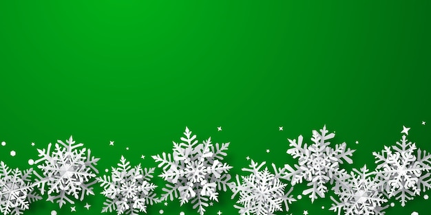 Fondo de Navidad de copos de nieve de papel con sombras suaves, blanco sobre fondo verde