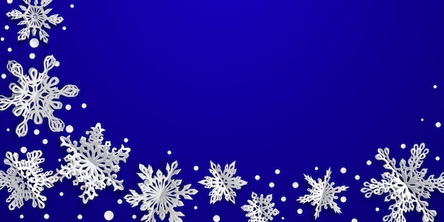 Fondo de navidad con copos de nieve de papel de volumen con sombras suaves sobre fondo azul.