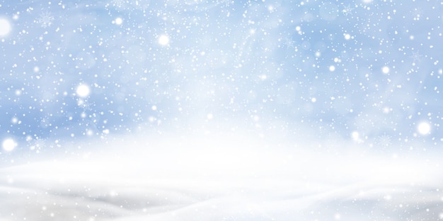 Fondo de Navidad de invierno natural con cielo azul, fuertes nevadas, copos de nieve en diferentes formas y formas, ventisqueros. Paisaje de invierno con la caída de Navidad brillando hermosa nieve.